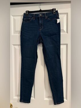 New Universal Thread stretch legging jeans. Size 6, 28 waist. High rise.
